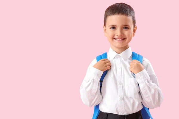 Mały Uczeń Plecakiem Różowym Tle — Zdjęcie stockowe