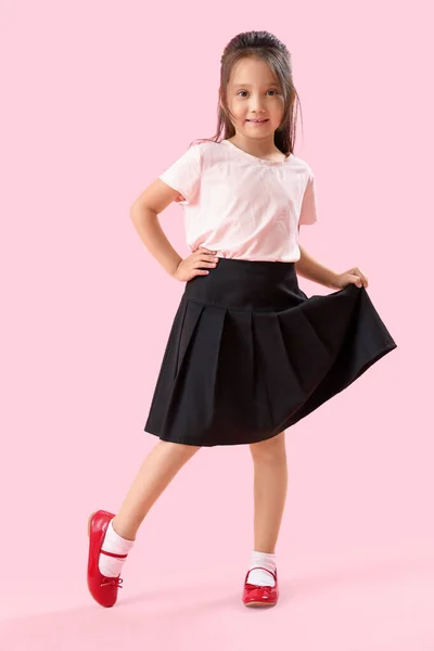 Kleine Schulmädchen Auf Rosa Hintergrund — Stockfoto