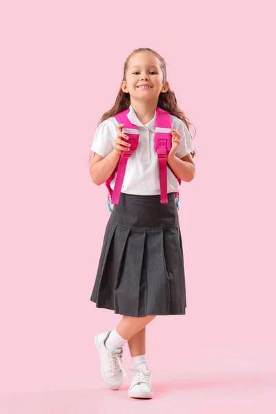 Klein Schoolmeisje Met Rugzak Roze Achtergrond — Stockfoto