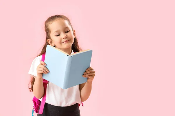 Klein Schoolmeisje Met Boek Roze Achtergrond — Stockfoto