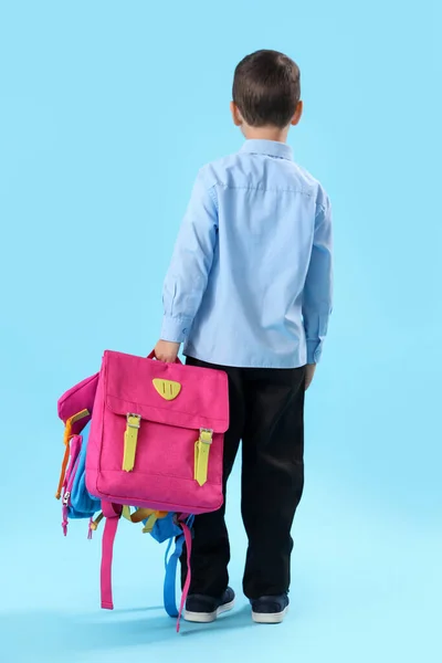 Маленький Школяр Рюкзаками Світло Блакитному Тлі Вид Ззаду — стокове фото