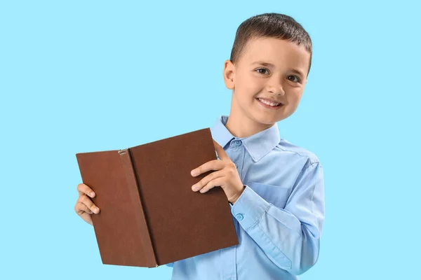 Pequeno Estudante Com Livro Sobre Fundo Azul Claro — Fotografia de Stock