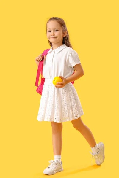 Klein Schoolmeisje Met Appel Gele Achtergrond — Stockfoto
