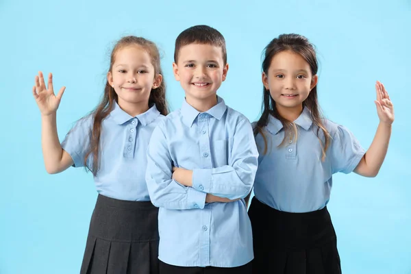 Kleine Schulkinder Auf Hellblauem Hintergrund — Stockfoto