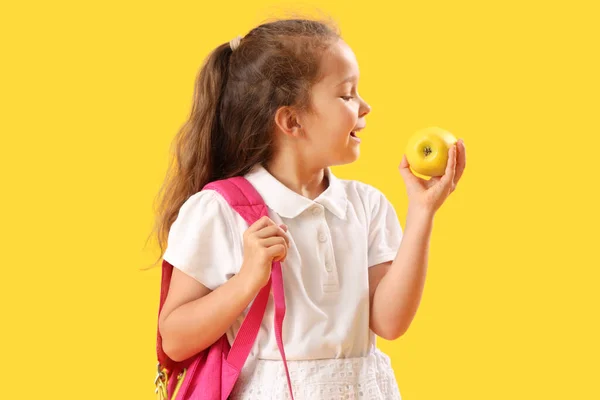 Klein Schoolmeisje Met Appel Gele Achtergrond — Stockfoto