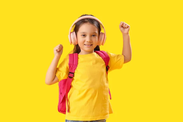 Küçük Liseli Kız Sarı Arka Planda Müzik Dinliyor — Stok fotoğraf
