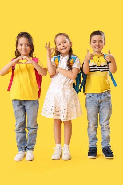 Kleine Schulkinder Zeigen Verschiedene Gesten Auf Gelbem Hintergrund — Stockfoto