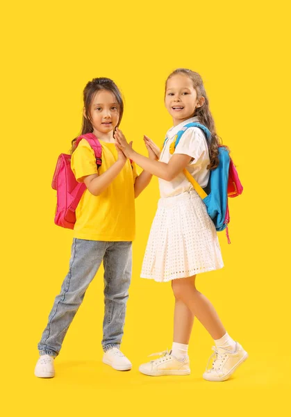 Kleine Schoolmeisjes Gele Achtergrond — Stockfoto