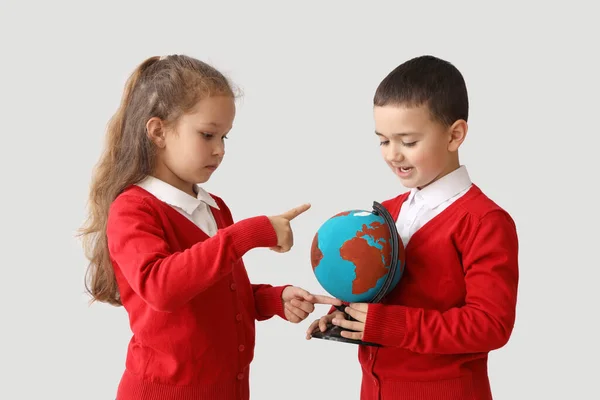 Little Schoolchildren Globe Grey Background — Stock Photo, Image