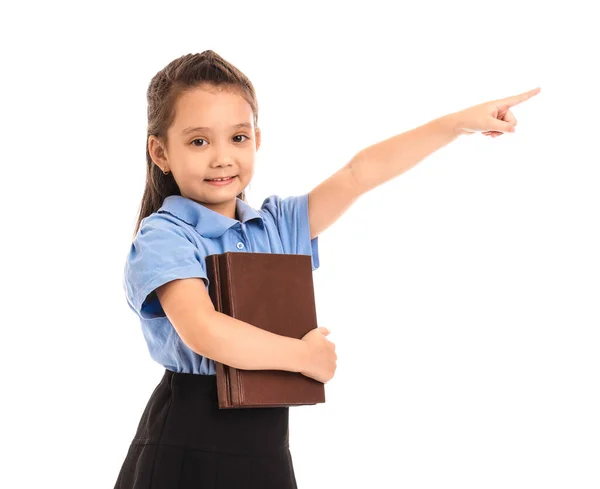 Kleines Schulmädchen Mit Buch Zeigt Auf Etwas Auf Weißem Hintergrund — Stockfoto