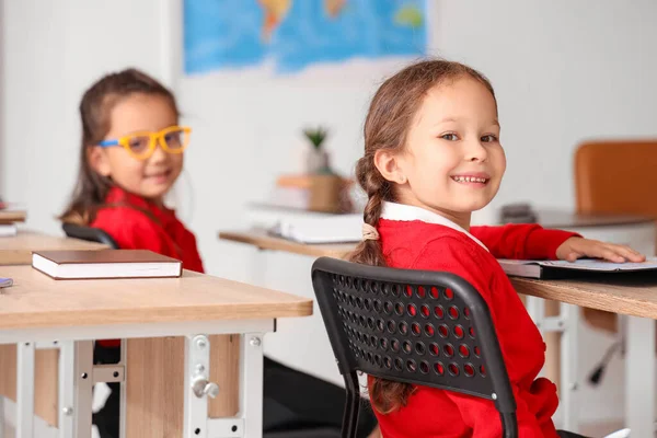 Kisiskolás Lányok Ülnek Asztaloknál Osztályteremben — Stock Fotó