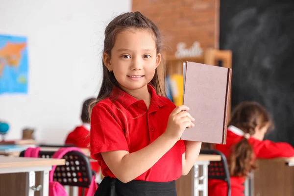 Μικρή Μαθήτρια Βιβλίο Στην Τάξη — Φωτογραφία Αρχείου