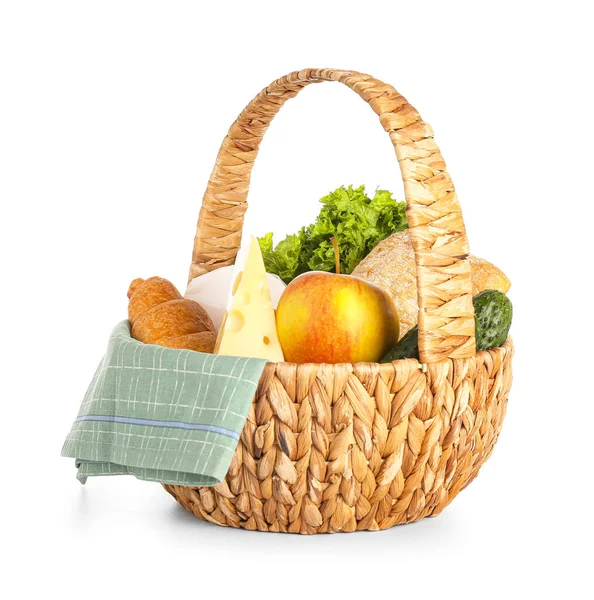 Rieten Mand Met Heerlijk Eten Voor Picknick Witte Achtergrond — Stockfoto