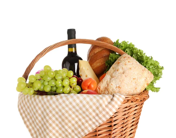 白を背景にピクニックやワインのためのおいしい食べ物を持つウィッカーバスケット — ストック写真