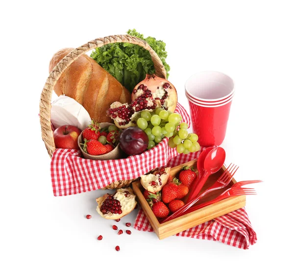 Rieten Mandje Met Lekker Eten Voor Picknick Plastic Servies Witte — Stockfoto
