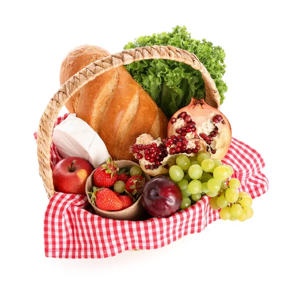 Rieten Mand Met Heerlijk Eten Voor Picknick Witte Achtergrond — Stockfoto