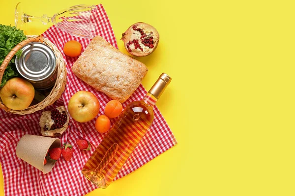 Weidenkorb Mit Leckerem Essen Für Picknick Wein Und Glas Auf — Stockfoto