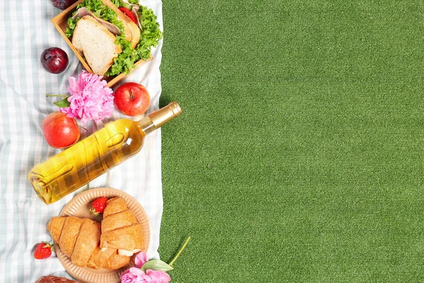 Состав Вкусной Едой Пикника Вина Пионских Цветов Зеленом Фоне — стоковое фото