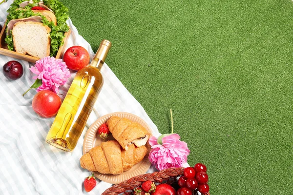 Состав Вкусной Едой Пикника Вина Пионских Цветов Зеленом Фоне — стоковое фото