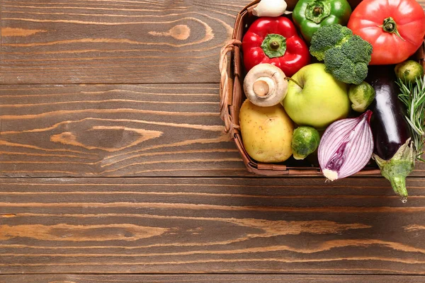 Wicker Basket Fresh Ripe Vegetables Wooden Background — Stock Photo, Image