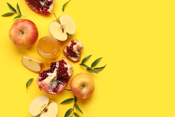 Σύνθεση Ώριμα Φρούτα Και Μέλι Κίτρινο Φόντο Rosh Hashanah Εβραϊκή — Φωτογραφία Αρχείου