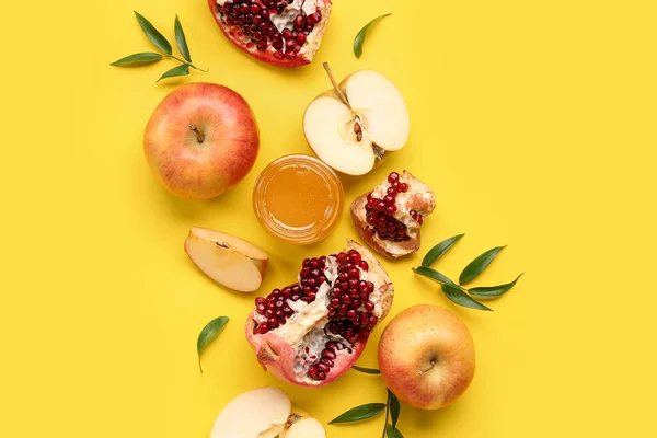 Composición Con Frutas Maduras Miel Sobre Fondo Amarillo Rosh Hashaná — Foto de Stock