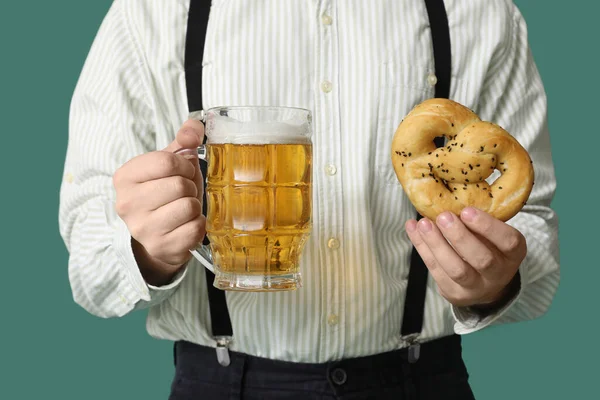 Jovem Roupas Tradicionais Alemãs Com Cerveja Pretzel Fundo Verde Close — Fotografia de Stock