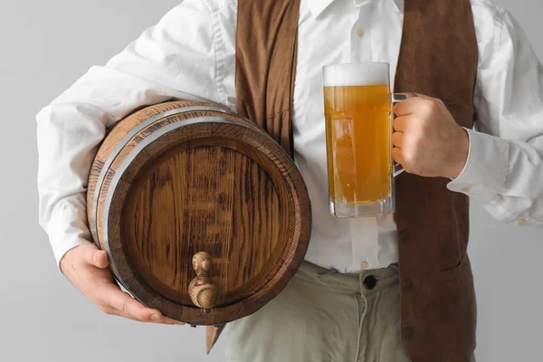 Jovem Roupas Tradicionais Alemãs Com Cerveja Fundo Claro Close — Fotografia de Stock