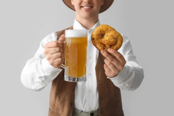 Junger Mann Traditioneller Deutscher Kleidung Mit Bier Und Brezel Auf — Stockfoto