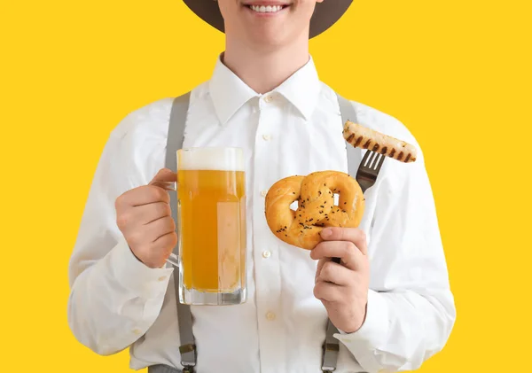 Jovem Roupas Tradicionais Alemãs Com Cerveja Lanches Fundo Amarelo — Fotografia de Stock