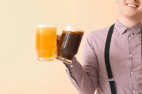 Jongeman Traditionele Duitse Kleding Met Bier Beige Achtergrond Close — Stockfoto