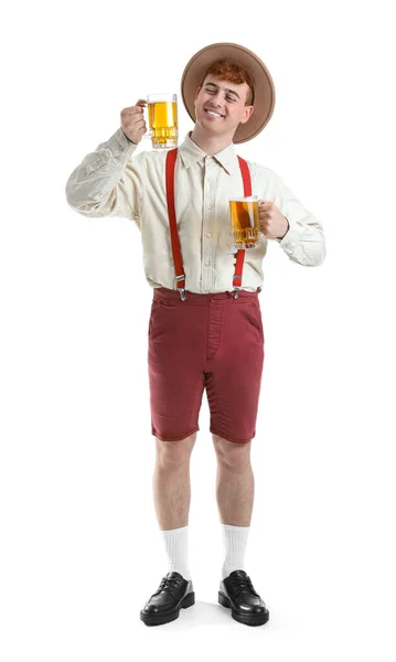 若いです男で伝統的なドイツの服でビールと白の背景 — ストック写真