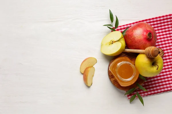 为庆祝Rosh Hashanah 犹太新年 在白色木制背景下 用一罐蜂蜜 石榴和苹果做的木板 — 图库照片