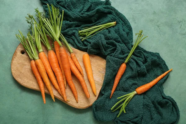 Zanahorias Frescas Tablero Madera Sobre Fondo Verde Texturizado —  Fotos de Stock