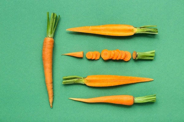 Carottes Coupées Tranches Pelées Fraîches Sur Fond Vert — Photo