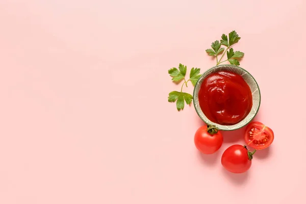 Cuenco Con Pasta Tomate Verduras Frescas Sobre Fondo Rosa — Foto de Stock