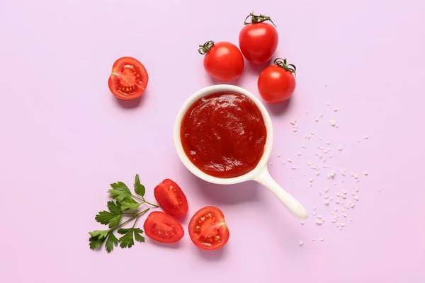 トマトペーストとライラックの背景に新鮮な野菜とボウル — ストック写真