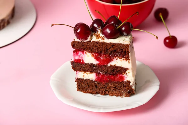Тарелка Кусочком Вкусного Вишневого Торта Розовом Фоне — стоковое фото