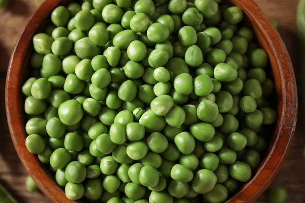 新鮮な緑のエンドウ豆とボウル クローズアップ — ストック写真