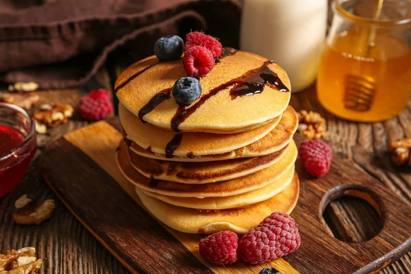 Papan Pancake Lezat Dengan Raspberry Dan Blueberry Latar Belakang Kayu — Stok Foto