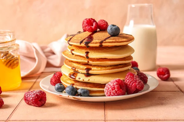 Piring Pancake Lezat Dengan Raspberry Dan Blueberry Atas Meja — Stok Foto
