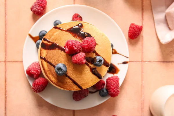 Piring Pancake Lezat Dengan Raspberry Dan Blueberry Latar Beige Tile — Stok Foto