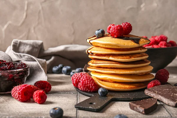 Papan Pancake Lezat Dengan Raspberry Dan Blueberry Atas Meja — Stok Foto