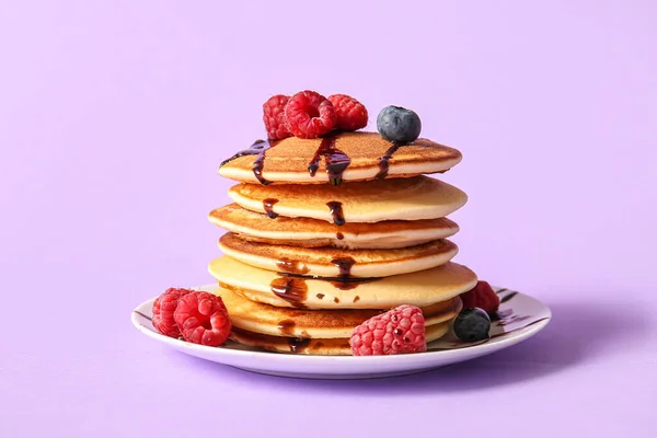 Plate Tasty Pancakes Raspberries Blueberries Lilac Background — Stock Photo, Image