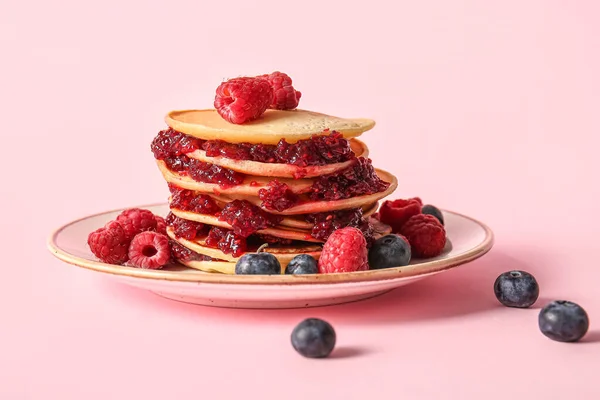 Piring Pancake Lezat Dengan Raspberry Dan Blueberry Latar Belakang Merah — Stok Foto