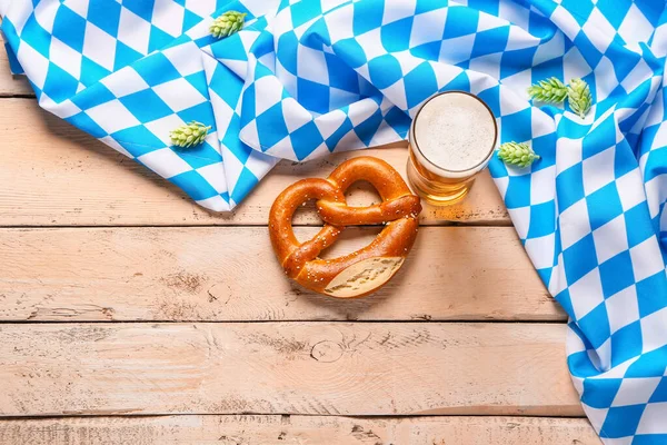 Vlag Van Beieren Mok Met Bier Krakeling Witte Houten Ondergrond — Stockfoto