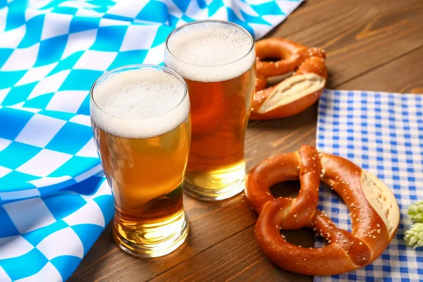 Vlag Van Beieren Mokken Met Bier Pretzels Houten Ondergrond — Stockfoto