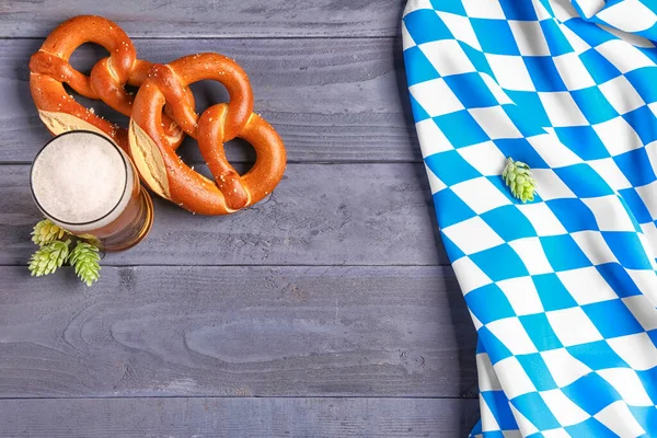 Vlag Van Beieren Mok Met Bier Pretzels Blauwe Houten Ondergrond — Stockfoto
