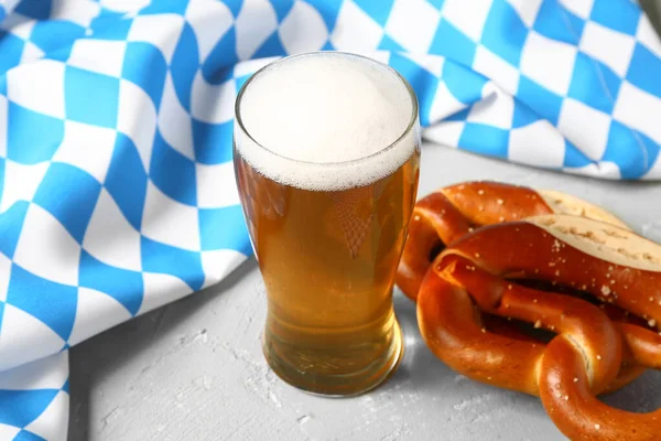 Прапор Баварії Кухоль Пивом Кренделі Сірому Фоні — стокове фото