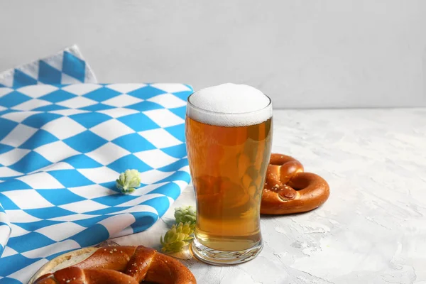 Прапор Баварії Кухоль Пивом Кренделі Сірому Фоні — стокове фото